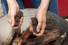 Charger l'image dans la galerie, femme qui coupe en deux des allume-feux au marc de café recyclé
