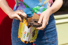 Charger l'image dans la galerie, femme qui ouvre boîte allume-feux surpuissants marc de café recyclé