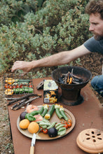 Charger l&#39;image dans la galerie, homme fait barbecue naturel écologique légumes avec allume-feux naturels écologiques
